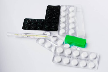 beyaz arkaplanda haplar