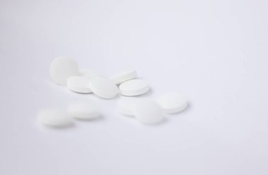 Beyaz arka planda ilaçlar