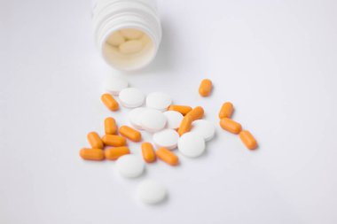 beyaz arkaplanda haplar