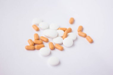 Beyaz arka planda ilaçlar