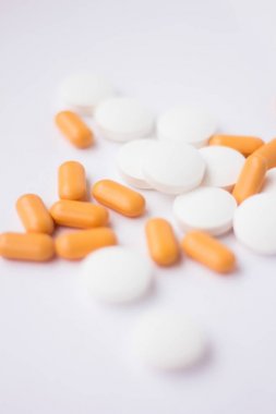 beyaz arkaplanda haplar