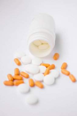 Beyaz arka planda ilaçlar