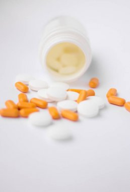 beyaz arkaplanda haplar