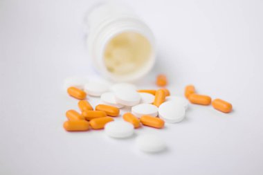 Beyaz arka planda ilaçlar