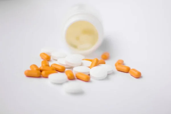 Pillole su sfondo bianco — Foto Stock