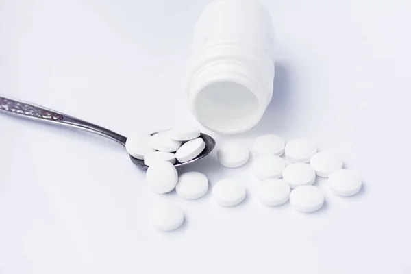 beyaz arkaplanda haplar