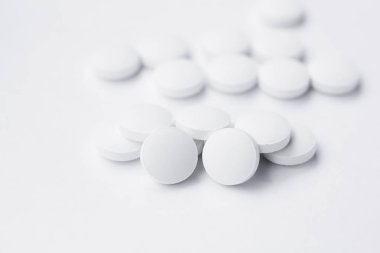 Beyaz arka planda ilaçlar