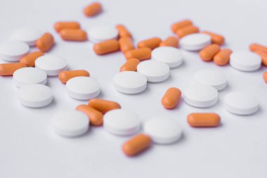 beyaz arkaplanda haplar