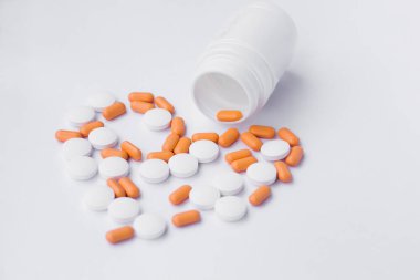 beyaz arkaplanda haplar