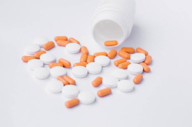 beyaz arkaplanda haplar