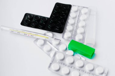 beyaz arkaplanda haplar