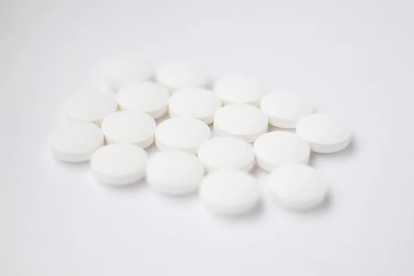 Pillen op witte achtergrond — Stockfoto