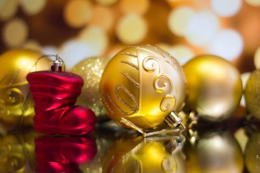 Noel ağacı oyuncaklar parlak arka plan üzerinde izole