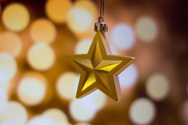 Evde ev ateşin üstünde a laptop ile yapılan parlak bir arka plan, Noel ağacı süsler