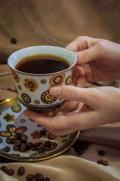 Uma xícara de grãos de café e café em um fundo suave — Fotografia de Stock