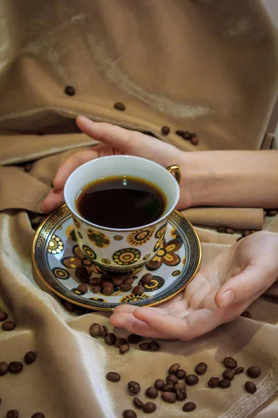 Eine Tasse Kaffee und Kaffeekörner auf sanftem Hintergrund — Stockfoto