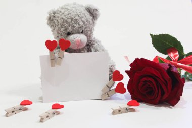 Beyaz bir arka plan bir ayı, bir gül ve bir Sevgililer günü kartı kutsal Sevgililer gününde