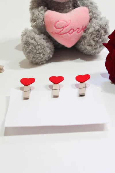 Orso, valentino e rosa su fondo bianco — Foto Stock