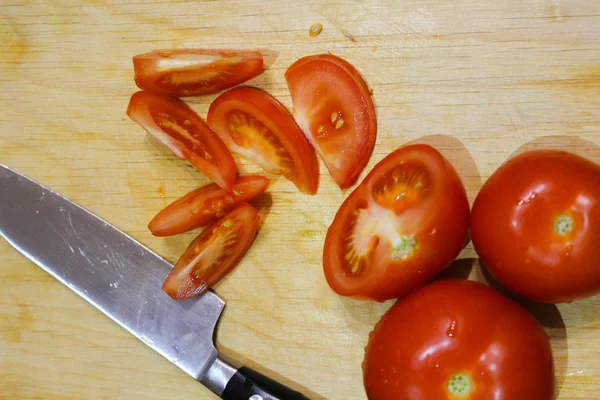 Tomates Fatiados Uma Tábua Corte — Fotografia de Stock