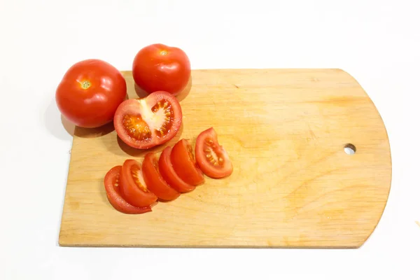 Tomates Fatiados Uma Tábua Corte — Fotografia de Stock