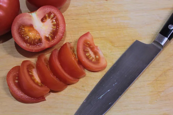 Tomates Fatiados Uma Tábua Corte — Fotografia de Stock