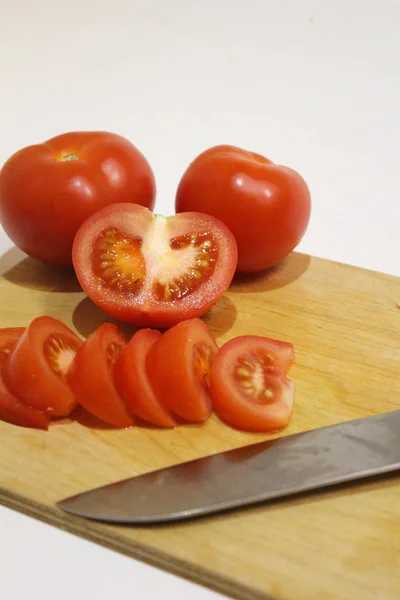 まな板の上でトマトをスライス — ストック写真