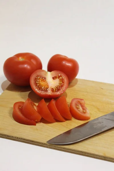 Tomates Fatiados Uma Tábua Corte — Fotografia de Stock