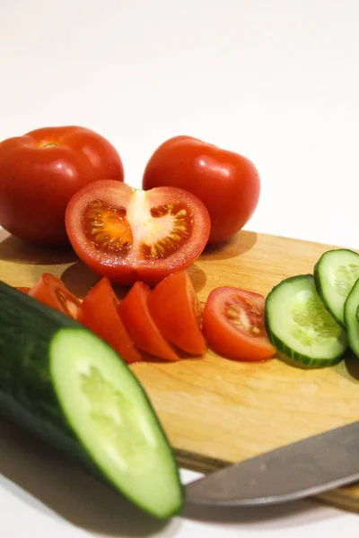 Pepinos Fatiados Tomates Uma Tábua Corte — Fotografia de Stock