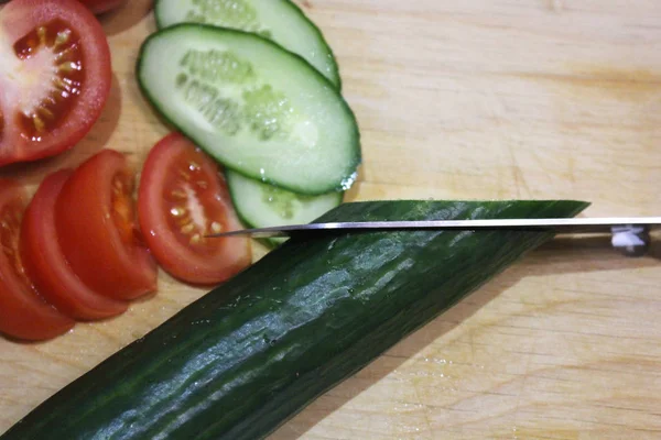 Pepinos Fatiados Tomates Uma Tábua Corte — Fotografia de Stock