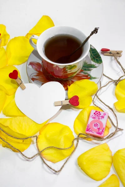 Filiżankę Herbaty Żółte Płatki Róż — Zdjęcie stockowe