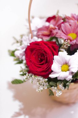 Beyaz arka planda çiçekli sepet