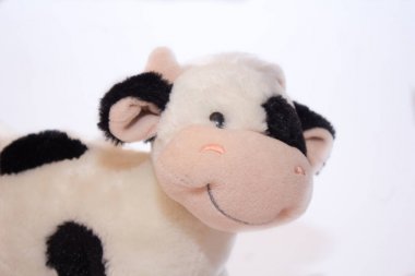 Beyaz arka plan üzerinde yumuşak oyuncak inek