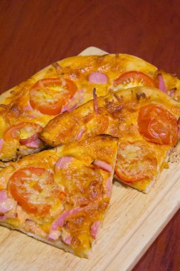 Ev yapımı pizza bir ahşap tahta üzerinde