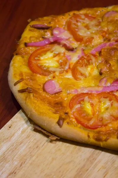 Hausgemachte Pizza Auf Einem Holzbrett — Stockfoto