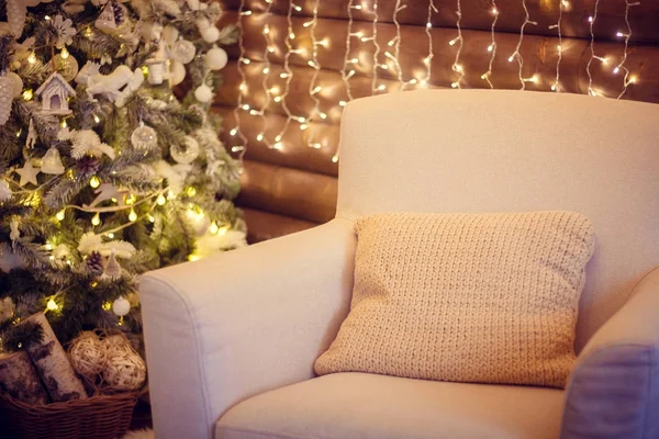 Innenausstattung Des Neujahrsschlafzimmers Mit Einem Großen Weihnachtsbaum — Stockfoto