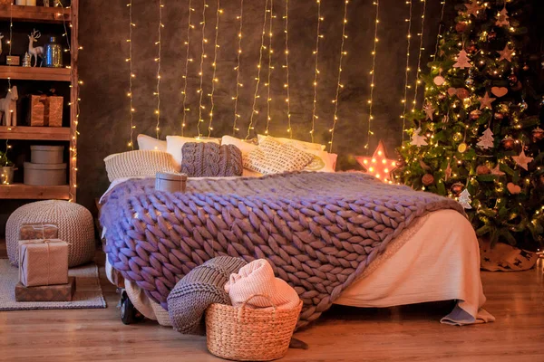 Innenausstattung Des Neujahrsschlafzimmers Mit Einem Großen Weihnachtsbaum — Stockfoto