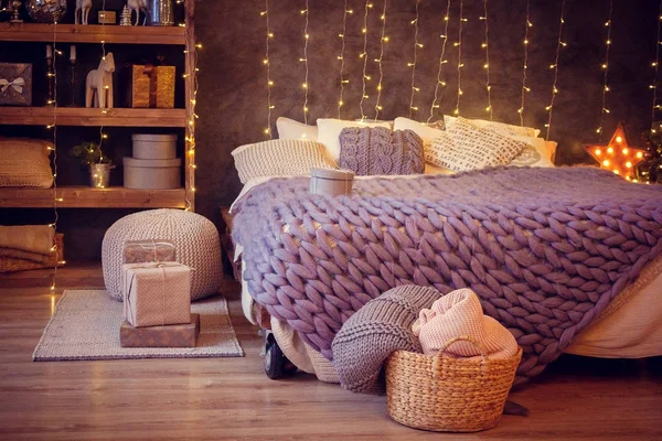 Yeni yıl yatak odası büyük bir Noel ağacı ile iç