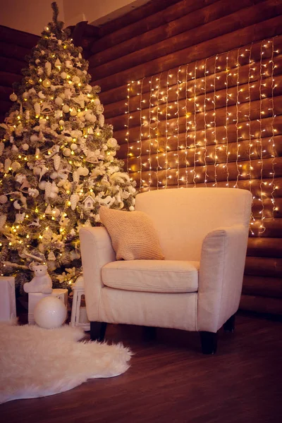 大きなクリスマス ツリーと新年の寝室のインテリア — ストック写真
