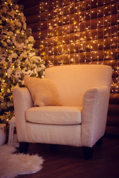 Interieur Van New Year Slaapkamer Met Een Grote Kerstboom — Stockfoto