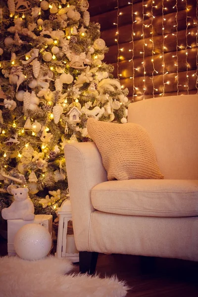 Interieur Van New Year Slaapkamer Met Een Grote Kerstboom — Stockfoto