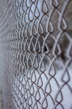 Kar kaplı örgü örgü, çit