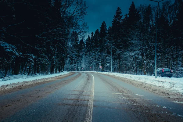 冷ややかな日に凍るような冬の Roadswinter — ストック写真