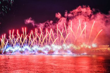 Selam Scarlet üzerinde St. Petersburg'da yelken