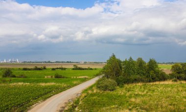 Yaz peyzaj alanı, yeşil çim ve gökyüzü