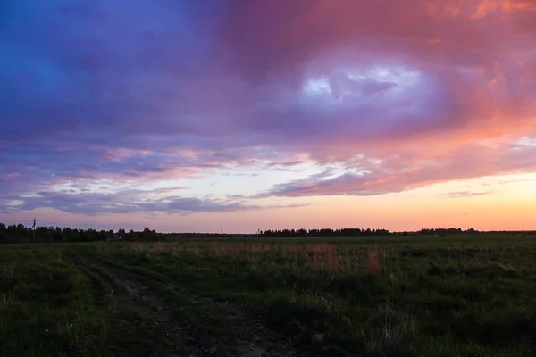 Ungewöhnlicher Sommersonnenuntergang Auf Einem Feld Einem Dorf — Stockfoto