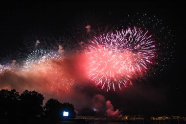 Üzerinde siyah gökyüzü parlak havai fişek