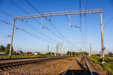 Demiryolu, her tarafı ağaçlarda