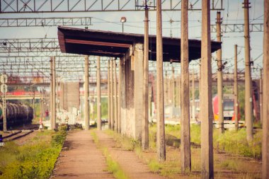 Demiryolu yazında, küçük bir istasyon