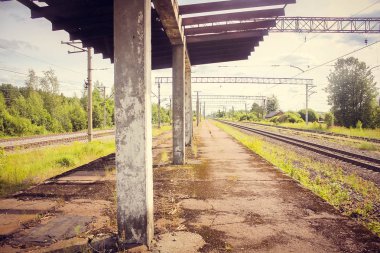 Demiryolu yazında, küçük bir istasyon
