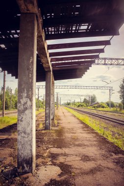 Demiryolu yazında, küçük bir istasyon